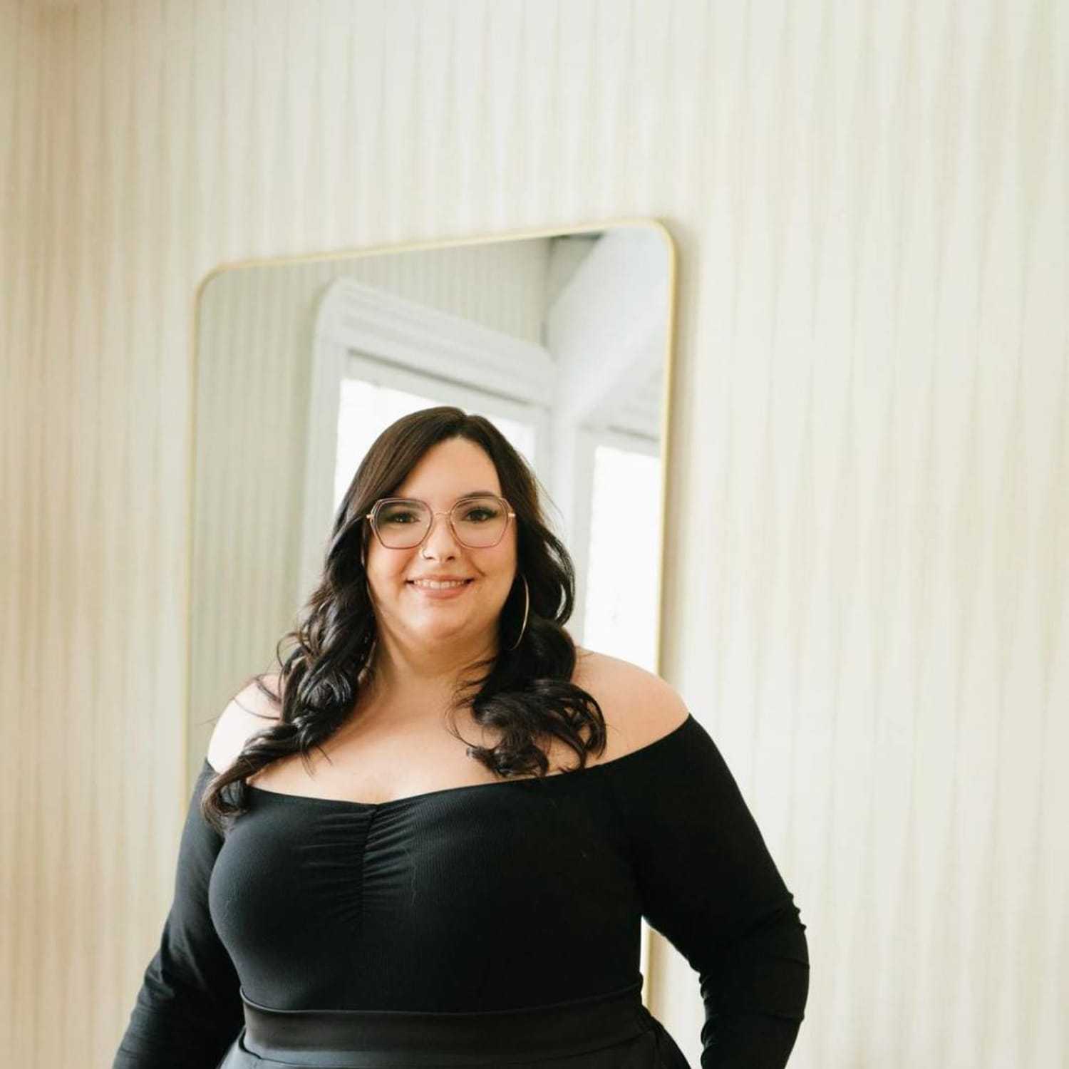 Portrait of Nicole, a professional stylist at 1604 Salon, showcasing their expertise and style.